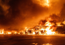 Night-time attack on Kharkiv: the fire engulfed 400 square metres Lorries and buses are engulfed in fierce flames following a night-time Russian drone attack on the Kholodnohirskyi district of Kharkiv on 29 October 2026