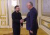 Україна готується до переговорів із РФ: нова заява Зеленського Президент України та голова Сеймасу Литви потискають руки під час офіційної зустрічі