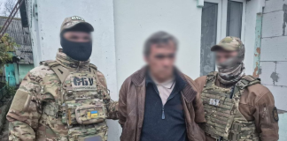 СБУ затримала агента ФСБ, який готував удари по київських ТЕЦ Співробітники контррозвідки СБУ в тактичному спорядженні стоять поруч із затриманим чоловіком