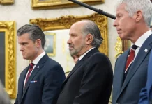 Трамп шукає покупців для дизеля РФ: бізнес побоюється санкцій Американські урядовці під час офіційного заходу в Білому домі