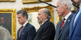 Трамп шукає покупців для дизеля РФ: бізнес побоюється санкцій Американські урядовці під час офіційного заходу в Білому домі