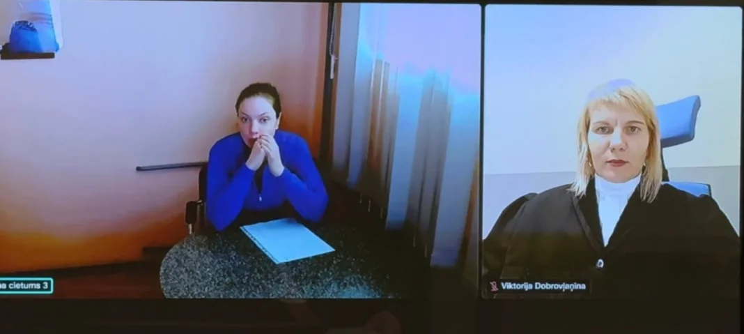 Камльова Поліна Камльова бере участь у судовому засіданні в Латвії через відеозв’язок, поруч на екрані суддя Аніта Дзерве.