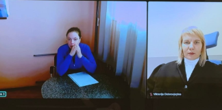 Поліна Камльова бере участь у судовому засіданні в Латвії через відеозв’язок, поруч на екрані суддя Аніта Дзерве.