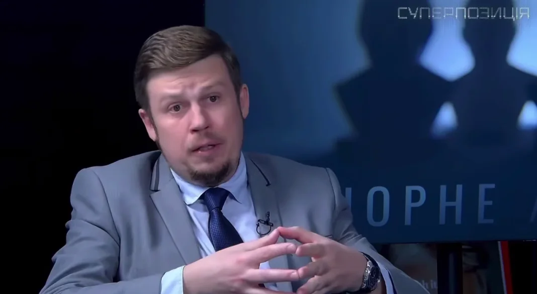 Енергетичний експерт під час телевізійного інтерв'ю про пошкодження ТЕЦ Києва та ризики відключень електроенергії.