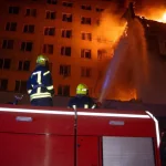 Росіяни вдарили по бізнес-центру в Одесі: будівля загорілася, є постраждалий