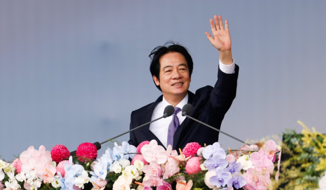 Lai Qingde is standing behind the podium with flowers