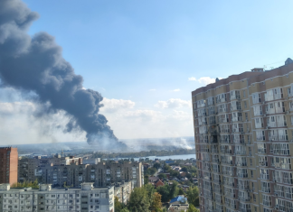 Ростов «готується експортувати дизель»: після угоди Трампа з Путіним нафтотермінал охопила пожежа Стовп чорного диму над Ростовом-на-Дону після атаки на нафтоналивний термінал НЗНП 10 жовтня 2026 року.