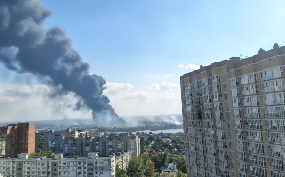 Стовп чорного диму над Ростовом-на-Дону після атаки на нафтоналивний термінал НЗНП 10 жовтня 2026 року.