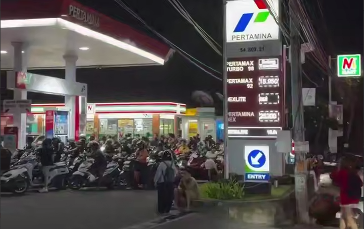 Черга мотоциклів Черга мотоциклів і людей біля АЗС Pertamina вночі