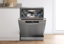 How to choose a Bosch dishwasher for a compact kitchen A Bosch dishwasher with open baskets in a modern kitchen