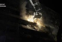 Росія вдарила по енергетиці Києва: наслідки нічної атаки Рятувальники ДСНС гасять пожежу в пошкодженій багатоповерхівці Києва після російської ракетної атаки 14 жовтня 2026 року