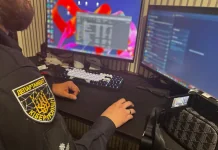 В Україні вперше вручили підозри за «офіси»: до 15 років Співробітник Кіберполіції досліджує комп'ютерне обладнання під час викриття шахрайського кол-центру в Стрию на Львівщині
