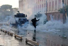 Протести в Албанії переросли в сутички: поліція заявила про 500 затриманих у Тирані Сутички в Албанії