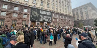 Натовп людей із плакатами зібрався біля будівлі Київської міської державної адміністрації