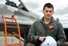 Український військовий льотчик біля винищувача МіГ-29