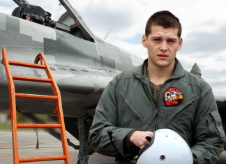 Український військовий льотчик біля винищувача МіГ-29