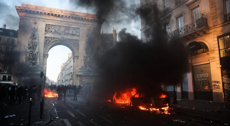 Протести біля Тріумфальної арки Палаючий автомобіль та густий чорний дим біля арки Сен-Дені в Парижі під час масових протестів.
