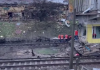 Росія вдарила по Києву: пошкоджено метро, є загибла Пошкоджені будівлі та залізничні колії поблизу станції метро «Чернігівська» в Києві після російського обстрілу.