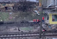 Росія вдарила по Києву: пошкоджено метро, є загибла Пошкоджені будівлі та залізничні колії поблизу станції метро «Чернігівська» в Києві після російського обстрілу.