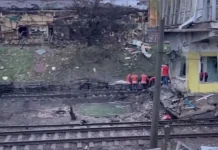 Росія вдарила по Києву: пошкоджено метро, є загибла Пошкоджені будівлі та залізничні колії поблизу станції метро «Чернігівська» в Києві після російського обстрілу.