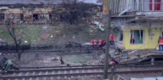 Росія вдарила по Києву: пошкоджено метро, є загибла Пошкоджені будівлі та залізничні колії поблизу станції метро «Чернігівська» в Києві після російського обстрілу.