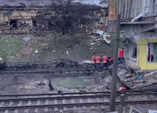 Росія вдарила по Києву: пошкоджено метро, є загибла Пошкоджені будівлі та залізничні колії поблизу станції метро «Чернігівська» в Києві після російського обстрілу.