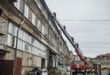 Масштабна пожежа після удару по Харкову: Росія атакувала цивільне підприємство Рятувальники ДСНС на пожежній автодрабині біля багатоповерхової будівлі у Харкові.