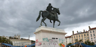 Франція готується до нових масових протестів: 70 тисяч поліцейських вивели на вулиці Комунальні працівники очищують постамент кінного пам'ятника Людовіку XIV від графіті на площі Белькур у Ліоні після масових заворушень у Франції.