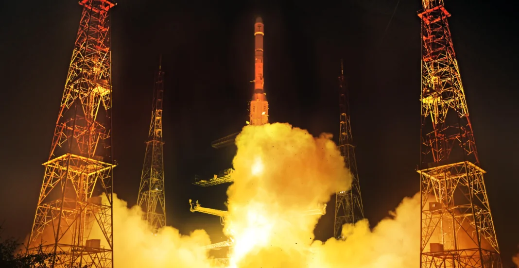 NVS-03 Індійська ракета-носій GSLV-F18 стартує з космічного центру імені Сатіша Дхавана на острові Шрихарикота з навігаційним супутником нового покоління NVS-03