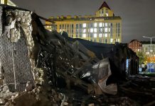 Нічний удар по Києву: під завалами будівлі знайшли загиблого Частково зруйнована одноповерхова цегляна будівля в Києві після російської балістичної атаки