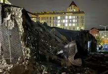 Частково зруйнована одноповерхова цегляна будівля в Києві після російської балістичної атаки