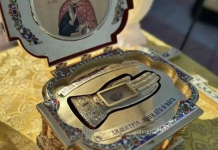 Декорований ковчег із реліквією у вигляді руки та іконою на відкинутій кришці