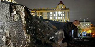 Нічний удар по Києву: під завалами будівлі знайшли загиблого Частково зруйнована одноповерхова цегляна будівля в Києві після російської балістичної атаки