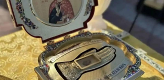 «Вівальді» та зниклі мощі: дивна історія російського відступу під Лиманом Декорований ковчег із реліквією у вигляді руки та іконою на відкинутій кришці