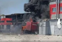 Удар біля «Нової пошти» в Чернігові: є загиблий, четверо постраждали Пожежа на території підприємства в Чернігові після російської атаки