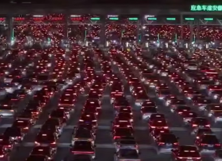 A sea of cars stretching to the horizon: China gripped by massive traffic jams — video Huge traffic jam on a motorway in China during «Golden Week»