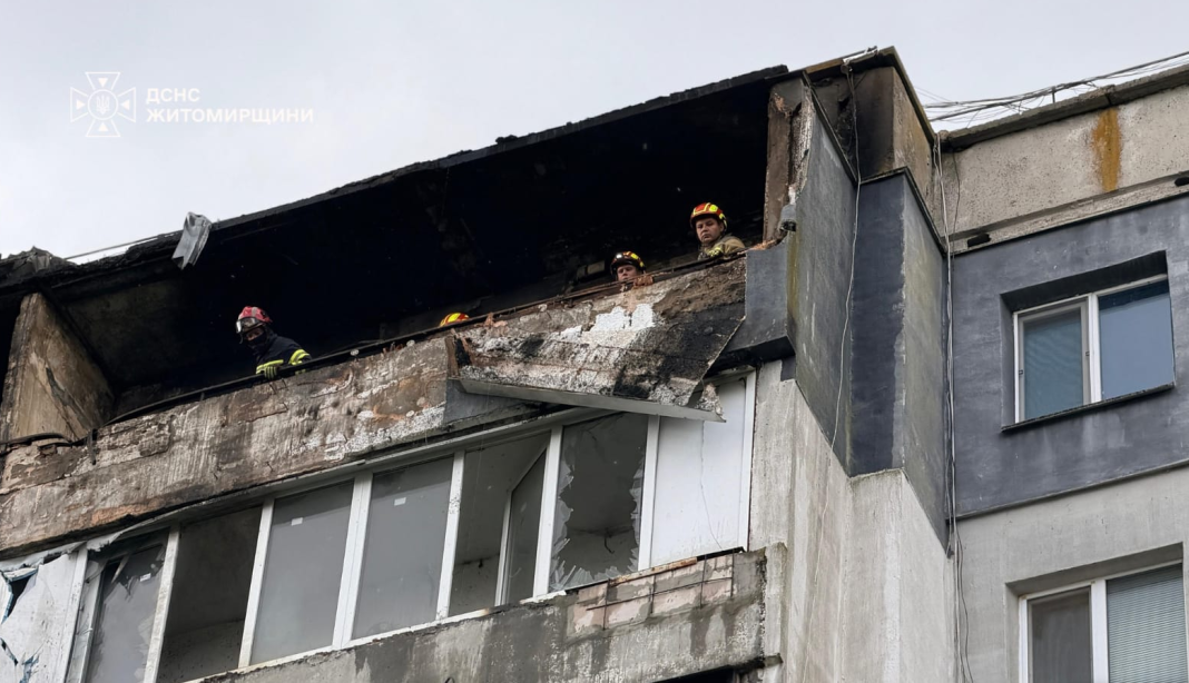 Пошкоджений дім у Бердичеві Рятувальники ДСНС на пошкодженій російським дроном багатоповерхівці в Бердичеві