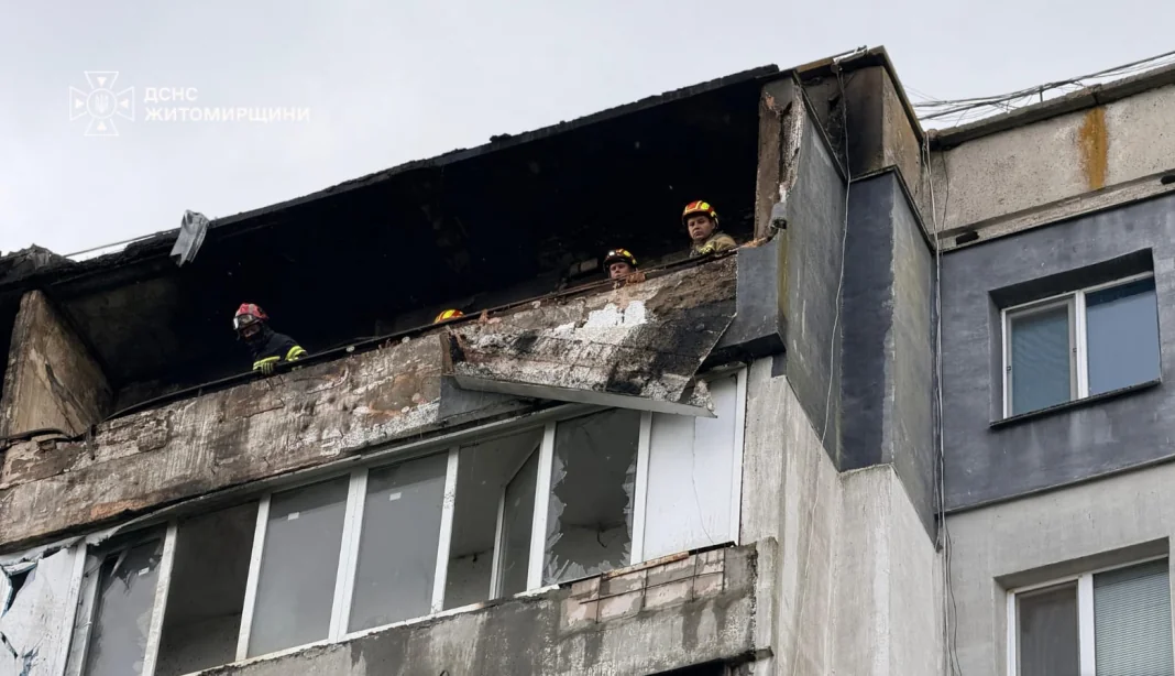 Пошкоджений дім у Бердичеві Рятувальники ДСНС на пошкодженій російським дроном багатоповерхівці в Бердичеві