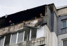 Рятувальники ДСНС на пошкодженій російським дроном багатоповерхівці в Бердичеві