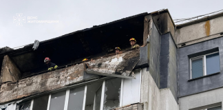 Рятувальники ДСНС на пошкодженій російським дроном багатоповерхівці в Бердичеві