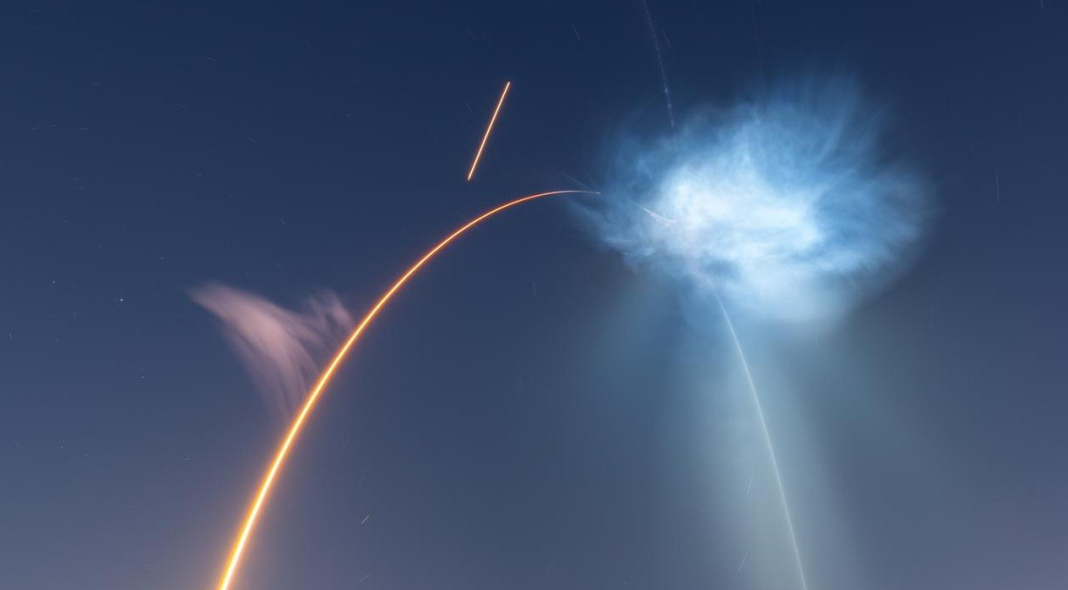 Falcon 9 A space jellyfish in the sky above the US — the glowing exhaust plume of a SpaceX Falcon 9 rocket during the CRS-35 launch