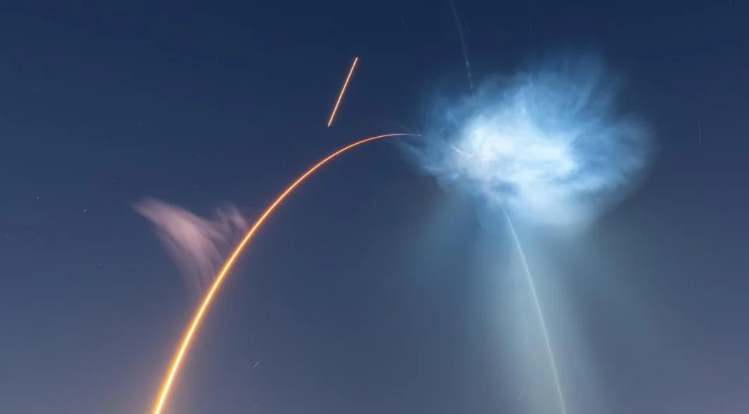 Falcon 9 Космічна медуза в небі над США — сяючий вихлопний шлейф ракети SpaceX Falcon 9 під час запуску CRS-35