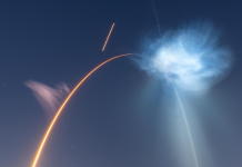 A space jellyfish in the sky above the US — the glowing exhaust plume of a SpaceX Falcon 9 rocket during the CRS-35 launch