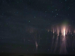 Рідкісне атмосферне явище Green Ghosts — зелене світіння над червоними спрайтами під час потужної грози.