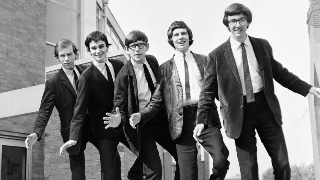 The Zombies П'ятеро учасників британського рок-гурту The Zombies позують на чорно-білій фотографії 1960-х років