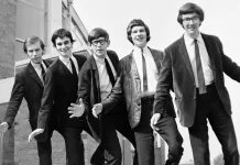 П'ятеро учасників британського рок-гурту The Zombies позують на чорно-білій фотографії 1960-х років