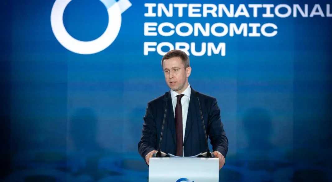 Прем'єр-міністр України Сергій Корецький виступає за трибуною на Київському міжнародному економічному форумі.