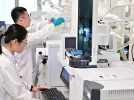 Китай став світовим центром випробувань ліків: які ризики Двоє науковців у білих лабораторних халатах і захисних окулярах працюють із сучасним аналітичним обладнанням у фармацевтичній лабораторії