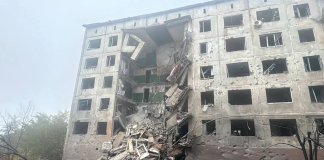 Росія вдарила авіабомбами по Слов’янську: 7 поранених, зруйновані багатоповерхівки Зруйнована багатоповерхівка у Слов’янську після російського авіаудару 11 жовтня 2026 року