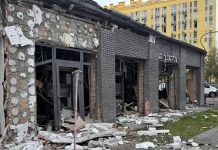 Російська ракета зруйнувала частину магазину Rozetka у Києві Частково зруйнована будівля магазину Rozetka поблизу ЖК «Комфорт Таун» у Дніпровському районі Києва